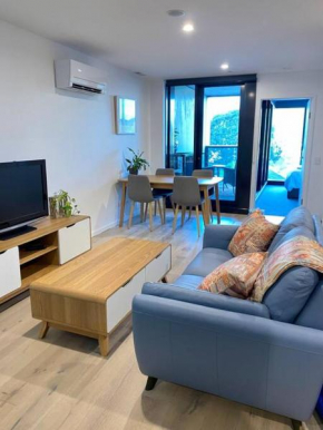 Central Canberra City apartment with study and full amenities including parking